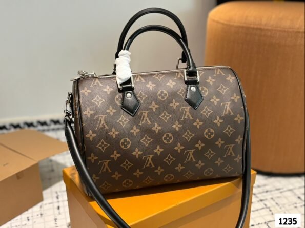 LV Pillow Bag Carrying One Shoulder Crossbody Bag without Case - Image 7