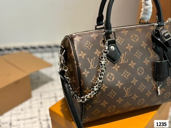 LV Pillow Bag Carrying One Shoulder Crossbody Bag without Case - Image 5