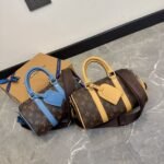 LV keepall's new pillow bag can be carried by both men and women, with one shoulder and diagonal cross, and comes with a folding gift box