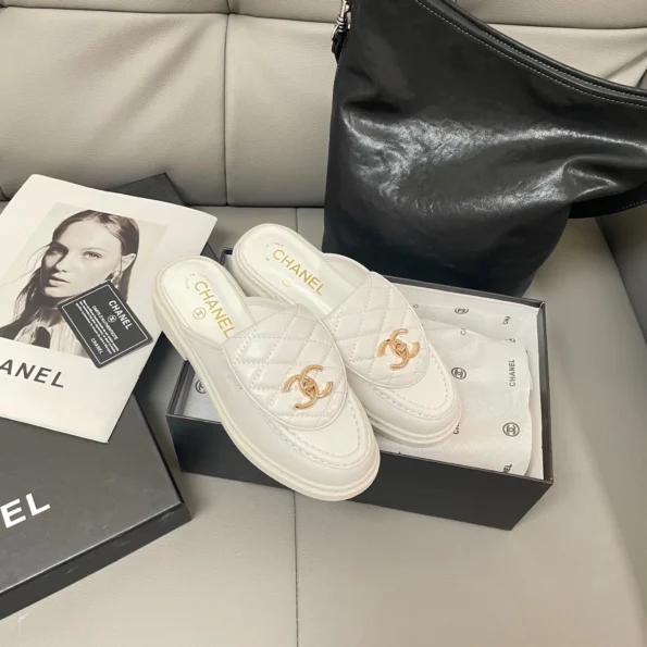 Chanel new school bag for early spring is buckled with a half-rest - Image 4