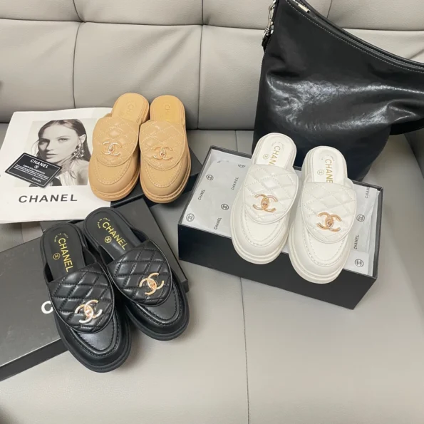 Chanel new school bag for early spring is buckled with a half-rest - Image 1
