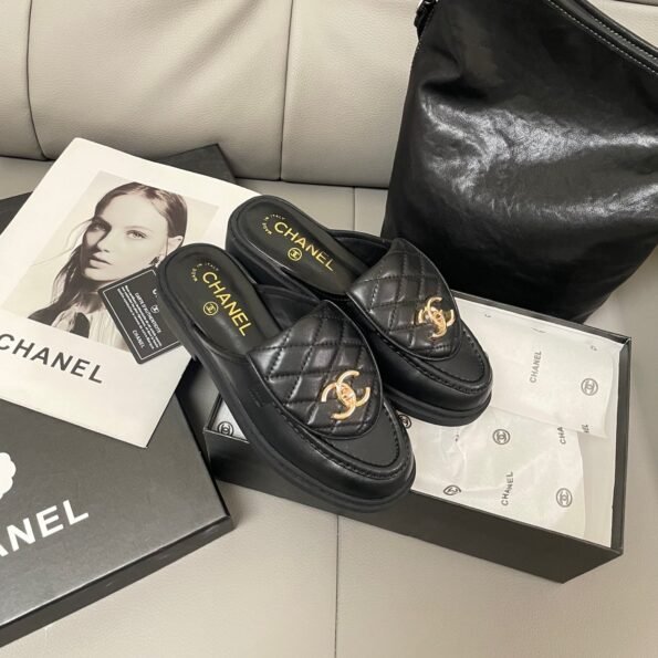 Chanel new school bag for early spring is buckled with a half-rest - Image 3