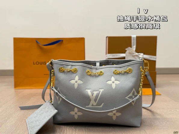 The LV Drawstring Bucket Bag does not come with a box - Image 3