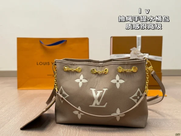 The LV Drawstring Bucket Bag does not come with a box - Image 2