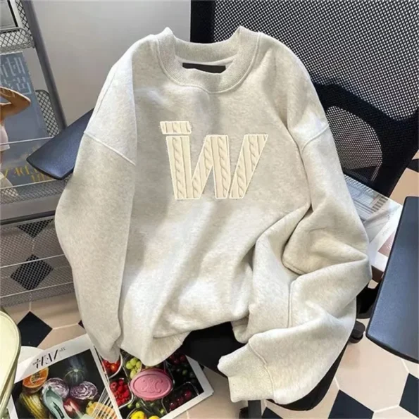 Minimally printed hoodie with large W design, including autumn and winter silver fox fur styles - Image 4