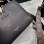 LV Capucines Lady Bag, Cowhide Gold-Buckle Hardware, Handle One-Shoulder Crossbody Bag, Folding Gift Box - Image 6