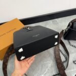 LV Capucines Lady Bag, Cowhide Gold-Buckle Hardware, Handle One-Shoulder Crossbody Bag, Folding Gift Box - Image 4