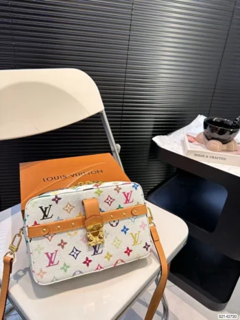 LV's new stylish one-shoulder crossbody camera bag with folding case