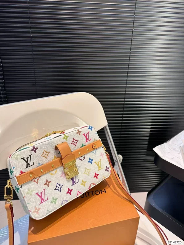 LV's new stylish one-shoulder crossbody camera bag with folding case - Image 9