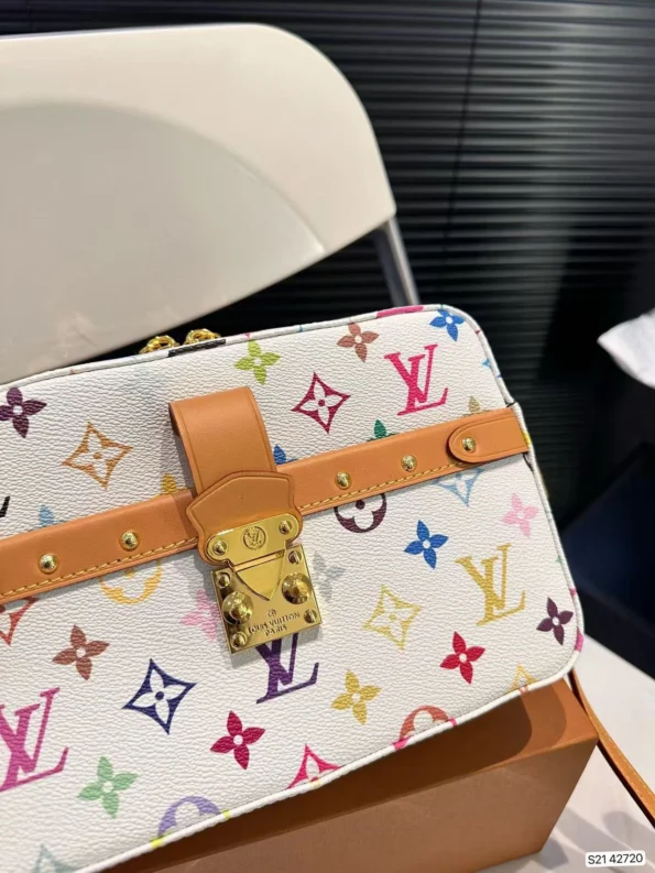 LV's new stylish one-shoulder crossbody camera bag with folding case - Image 6