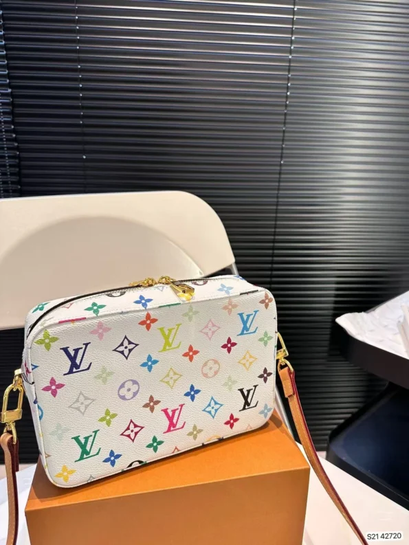 LV's new stylish one-shoulder crossbody camera bag with folding case - Image 5