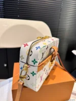 LV's new stylish one-shoulder crossbody camera bag with folding case - Image 4
