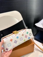 LV's new stylish one-shoulder crossbody camera bag with folding case - Image 7