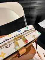 LV's new stylish one-shoulder crossbody camera bag with folding case - Image 3