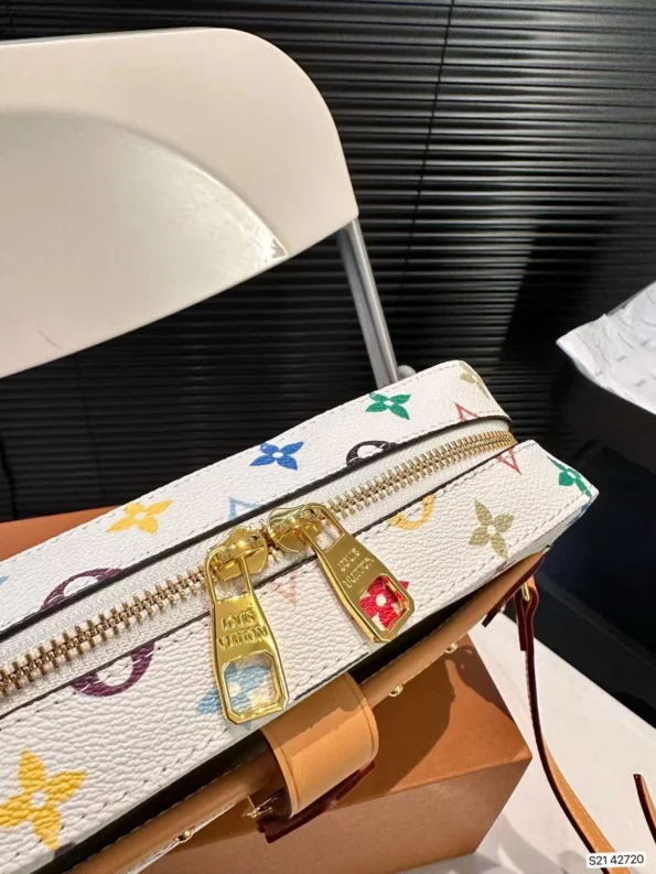 LV's new stylish one-shoulder crossbody camera bag with folding case - Image 3