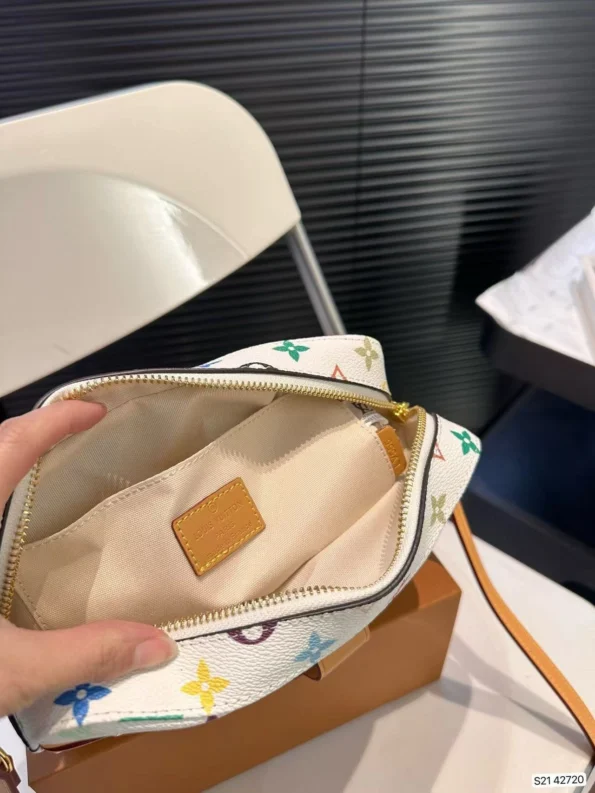 LV's new stylish one-shoulder crossbody camera bag with folding case - Image 2