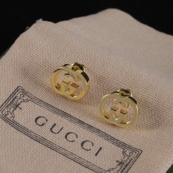 The new stud earrings can be matched with a branded box - Image 7