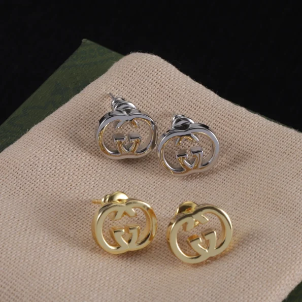 The new stud earrings can be matched with a branded box - Image 3