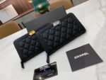 Chanel size 19.5*10*3.5, top cowhide/sheepskin embroidery thread The original feel is comfortable, the original hardware, the thread routing is exquisite, the three-line bone edge three-dimensional effect is highlighted, the built-in anti-counterfeiting label, and the YKK zipper -box