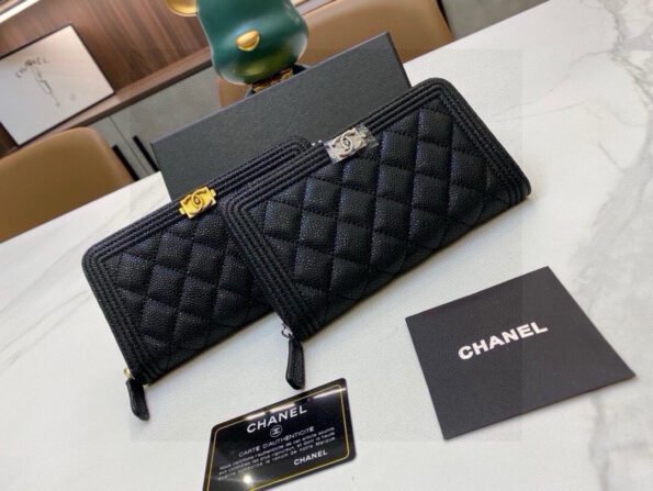 Chanel size 19.5*10*3.5, top cowhide/sheepskin embroidery thread The original feel is comfortable, the original hardware, the thread routing is exquisite, the three-line bone edge three-dimensional effect is highlighted, the built-in anti-counterfeiting label, and the YKK zipper -box - Image 1