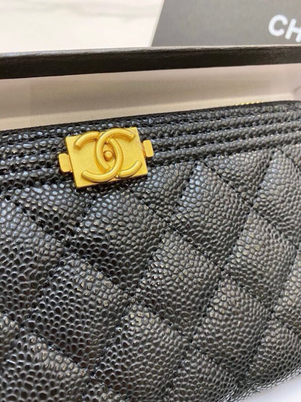 Chanel size 19.5*10*3.5, top cowhide/sheepskin embroidery thread The original feel is comfortable, the original hardware, the thread routing is exquisite, the three-line bone edge three-dimensional effect is highlighted, the built-in anti-counterfeiting label, and the YKK zipper -box - Image 8