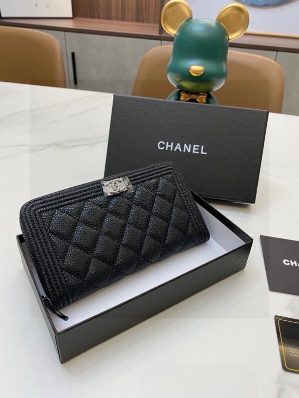 Chanel size 19.5*10*3.5, top cowhide/sheepskin embroidery thread The original feel is comfortable, the original hardware, the thread routing is exquisite, the three-line bone edge three-dimensional effect is highlighted, the built-in anti-counterfeiting label, and the YKK zipper -box - Image 7