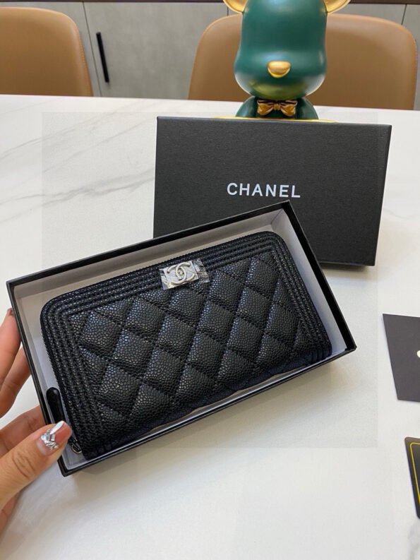 Chanel size 19.5*10*3.5, top cowhide/sheepskin embroidery thread The original feel is comfortable, the original hardware, the thread routing is exquisite, the three-line bone edge three-dimensional effect is highlighted, the built-in anti-counterfeiting label, and the YKK zipper -box - Image 10