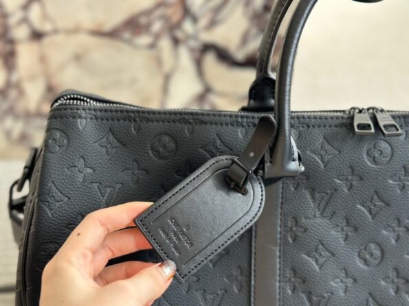 A versatile and durable LV travel bag-no box - Image 6