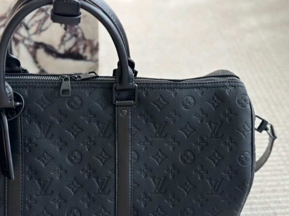 A versatile and durable LV travel bag-no box - Image 5