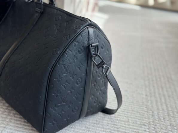 A versatile and durable LV travel bag-no box - Image 4