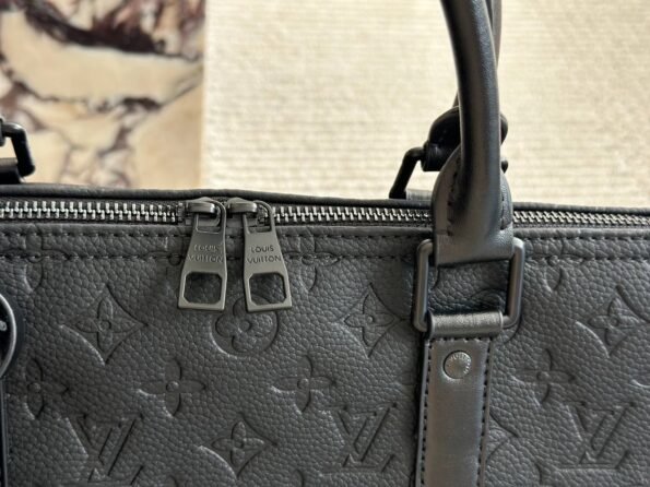 A versatile and durable LV travel bag-no box - Image 10