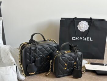 Chanel's new box cosmetic bag is made of caviar fabric-box