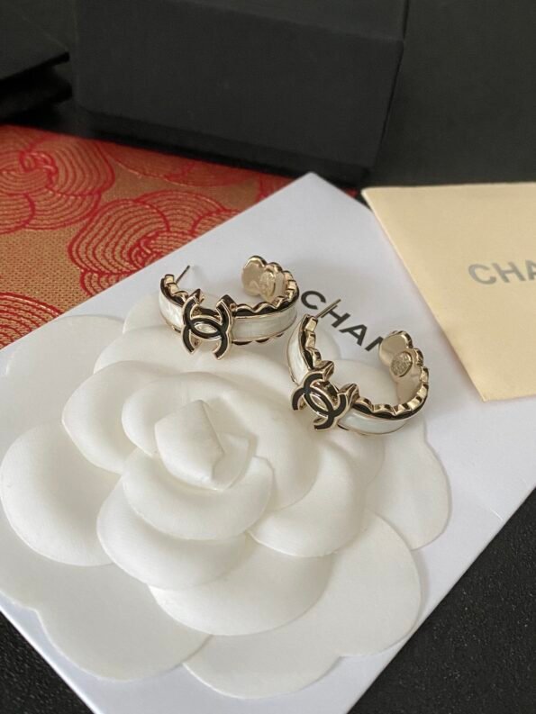 Stud earrings are 2.6 cm long and 2.3 cm wide - Image 1