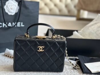Chanel new box cosmetic bag is made of caviar fabric - box