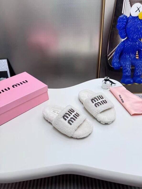 The miumiu monochrome wool is fluffy and soft - Image 8